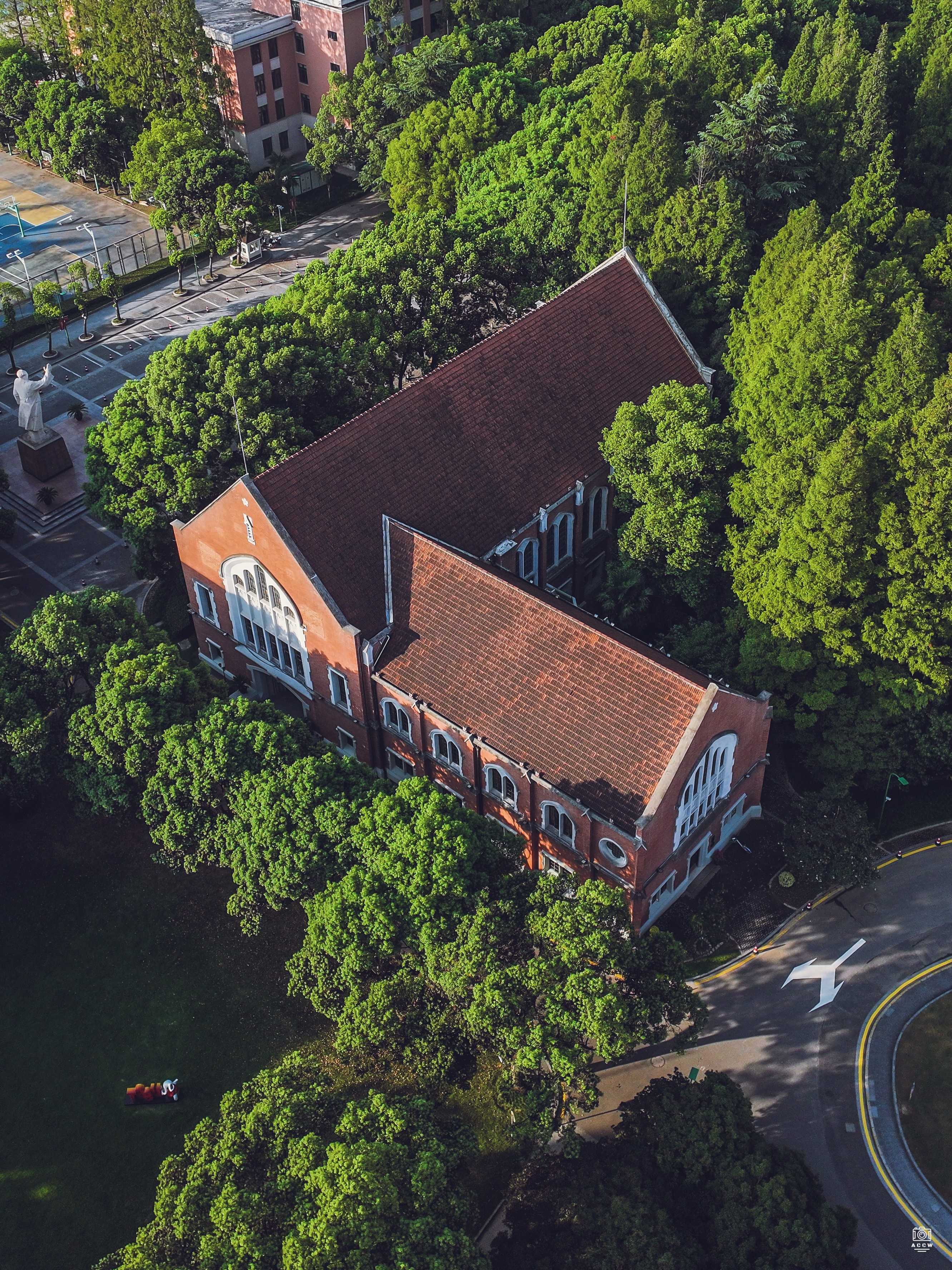 沪江大学-大礼堂与思魏堂 - 历史老房子封面图